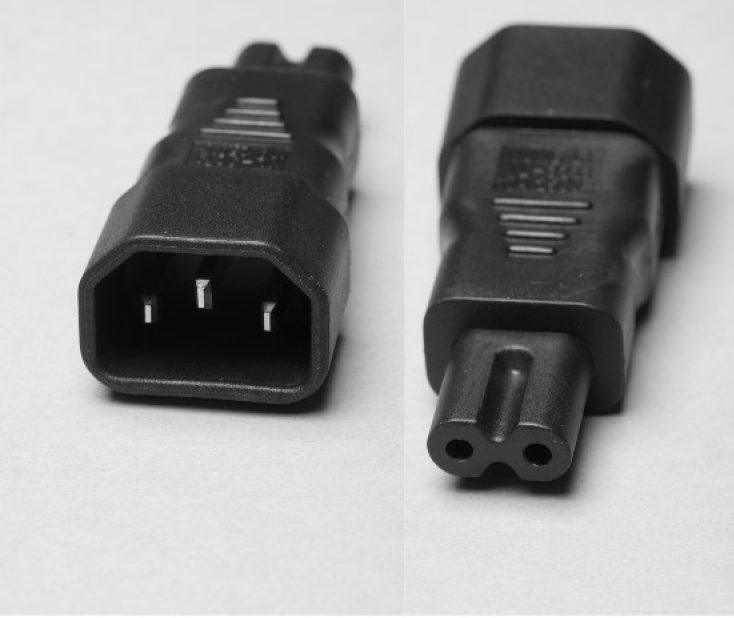 Adapter von Kaltgerätebuchse C7 (Kleingeräte)