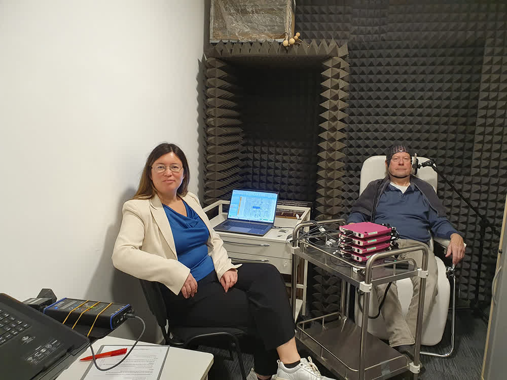 Frau Dr. Diana Henz bei EEG-Messungen im Labor